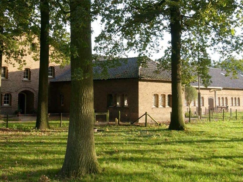 bomen en grasveld voor abdij van kloosterweekend betlehem