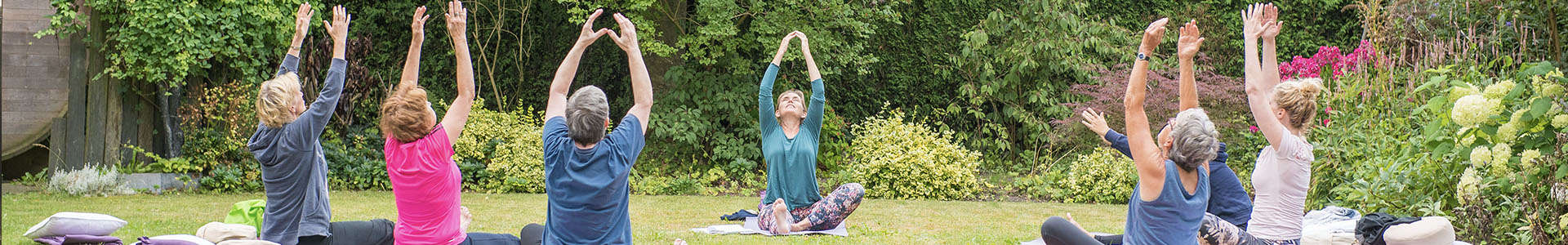 yoga retraite deelnemers tijdens een oefening